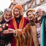 Zeit für eine Bucket List - Gruppe glücklicher Senioren