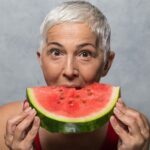 Frau isst Melone. Gesunde Ernährung ab 60 ist wichtig