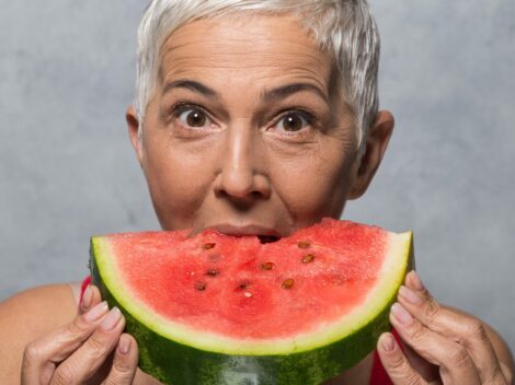 Frau isst Melone. Gesunde Ernährung ab 60 ist wichtig
